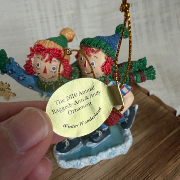 2010 Annual Raggedy Ann & Andy Ornament Winter Wonderland Skating - Picture 5 of 10